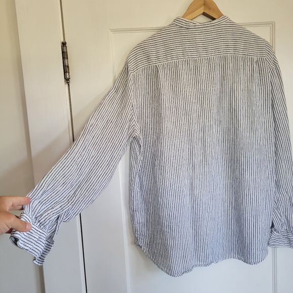 Uniqlo large stripped casual button-up - Picture 4 of 4